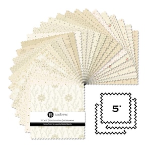 Puede incluir: Un conjunto de 42 cuadrados de tela, cada uno de 12,7 cm x 12,7 cm, dispuestos en forma de abanico. La tela presenta varios diseños florales y geométricos en crema y beige. La etiqueta dice "andover" y "Snow Flurry by Laundry Basket Quilts."