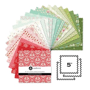 Puede incluir: Un conjunto de 42 cuadrados de tela de 12,7 cm por 12,7 cm, con diversos patrones festivos en tonos rojo, verde, blanco y azul claro. Los cuadrados de tela tienen bordes dentados y están etiquetados como 100% algodón.