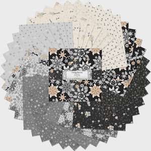 Könnte beinhalten: Eine Anordnung von Stoffquadraten in einem Kreis. Die Stoffe weisen Blumen- und Pflanzenmuster in Schwarz-, Grau-, Creme- und Beigetönen auf. Das zentrale Stoffquadrat trägt die Aufschrift "Cottage Reverie".