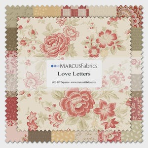 Könnte beinhalten: Eine Sammlung von Stoffquadraten mit einem Blumenmuster in Rot-, Rosa- und Grüntönen auf cremefarbenem Hintergrund. Die Stoffquadrate sind jeweils 25,4 cm groß und tragen den Text "Love Letters" und das Marcus Fabrics-Logo.