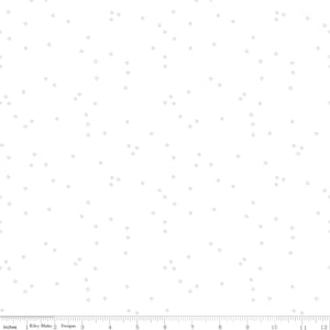 Pode incluir: Tecido branco com um padrão disperso de pequenos losangos cinza claro. Uma régua em polegadas na borda inferior, com o texto "Riley Blake Designs".