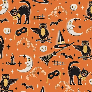 Puede incluir: Patrón repetitivo con ilustraciones de Halloween sobre fondo naranja. El diseño incluye gatos negros, búhos, murciélagos, lunas crecientes, sombreros de bruja, escobas, calaveras y estrellas. El estilo es vintage y caprichoso.