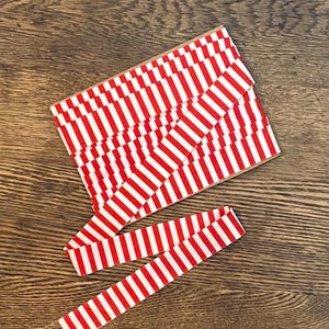 Costura de colcha pré-fabricada - Tecido de algodão listrado vermelho e branco de 1/4&quot; da Riley Blake - Costura de colcha de 1,25&quot; com dobra única por metro