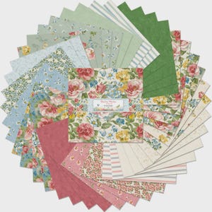 Könnte beinhalten: Ein Stoff-Charm-Pack bestehend aus quadratischen Baumwollstücken mit gezackten Rändern. Das Sortiment umfasst verschiedene Blumenmuster, einfarbige grüne und rosa Töne sowie Streifendesigns in einer Palette aus zartem Rosa, Grün, Blau und Gelb.