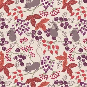 クリーム色のメインプリントにベリーをつけたネズミ、Autumn Fields Reloved のキルティング コットン生地、Lewis & Irene 製 - #A676.1 - 連続 1/2 ヤード