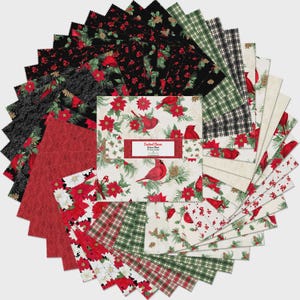 Pode incluir: Uma coleção de quadrados de tecido com vários padrões, incluindo cardeais vermelhos, poinsétias e desenhos xadrez. A paleta de cores apresenta vermelho, verde, preto e creme. O quadrado central tem o texto "Cardinal Charm" em um rótulo.