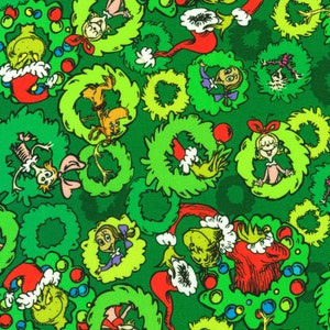 Tela de algodón de edredón verde con coronas de pino de Cómo el Grinch robó la Navidad de Dr Seuss Enterprises para Robert Kaufman - Continuo 1/2 yarda