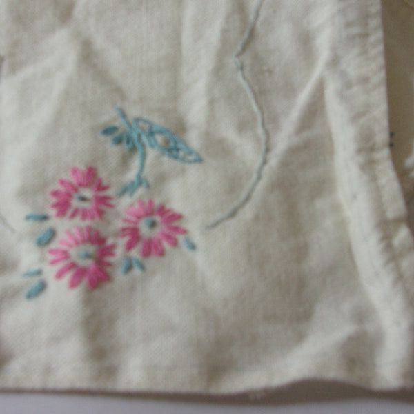Vintage Embroidered Dresser Scarf / Small Table Cloth /  Very Good Condition / Excellent Workmanship