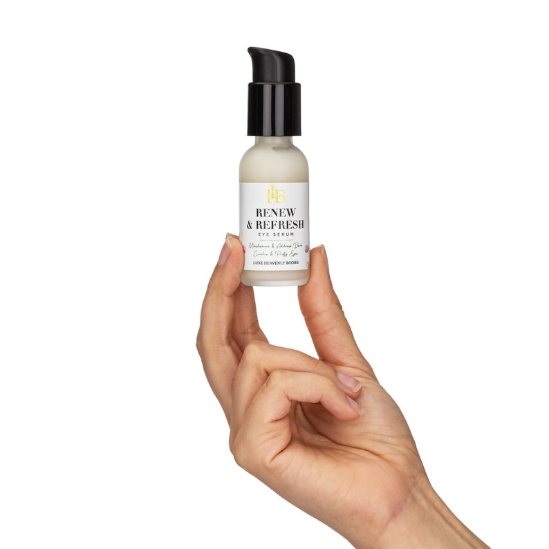 Puede incluir: Una botella blanca con una tapa de bomba negra y una etiqueta blanca que dice "Renew & Refresh Eye Serum" con el texto "Melanin & Hyaluronic Acid Complex & Peptide Eye Serum" y "Luxe Serenity + Nourish" en una fuente m&aacute;s peque&ntilde;a.