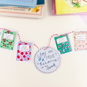 Mini pancarta de libro: para cualquier ocasión: Día de la Madre, cumpleaños, personalizable, regalo de bibliófilo, adorable envío por correo postal, ¡requiere ensamblaje!