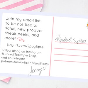 Pode incluir: Um cart&atilde;o postal listrado de rosa e branco com o texto "Join my email list to be notified of sales, new product sneak peeks, and more! tinyurl.com/2pby8pte Follow along on Instagram @CarrotTopPaperShop and on Patreon: patreon.com/artistjennywilliams Jennyo" e uma cenoura de desenho animado com um rosto.