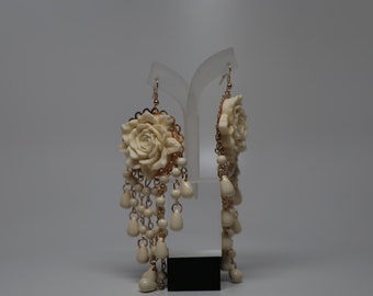 Beige earrings with rose