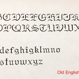 Pu&ograve; includere: Un alfabeto nero in stile Old English, sia maiuscolo che minuscolo, &egrave; mostrato su sfondo bianco. Il testo "Old English font" &egrave; scritto in rosso in basso all'immagine. Il font &egrave; uno stile gotico classico.