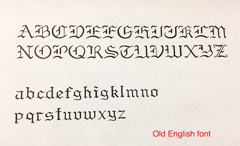 Pu&ograve; includere: Un alfabeto nero in stile Old English, sia maiuscolo che minuscolo, &egrave; mostrato su sfondo bianco. Il testo "Old English font" &egrave; scritto in rosso in basso all'immagine. Il font &egrave; uno stile gotico classico.