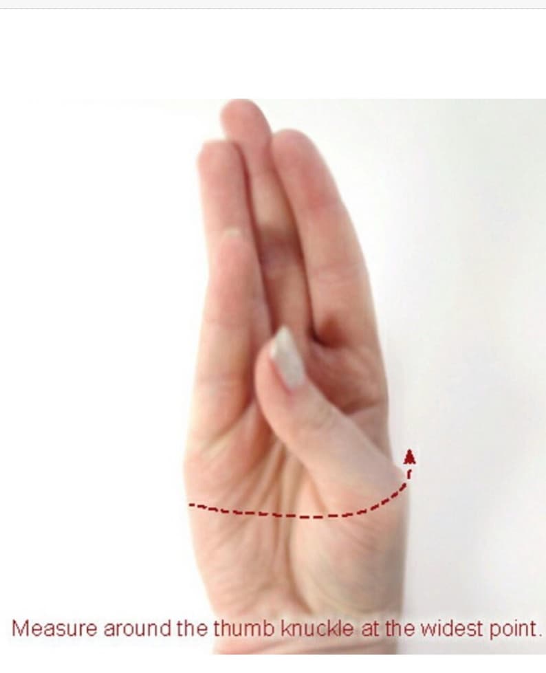 Pu&ograve; includere: Una mano con una linea tratteggiata rossa che indica un'area di misurazione. Il testo sottostante recita: "Misurare intorno all'articolazione del pollice nel punto pi&ugrave; largo."