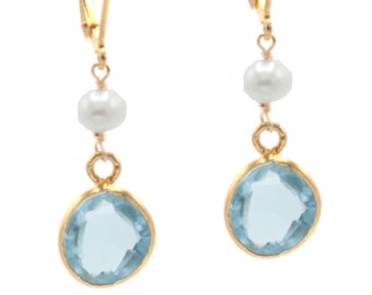 Pendants d'oreilles topaze bleue sertie clos et perle de culture d'eau douce