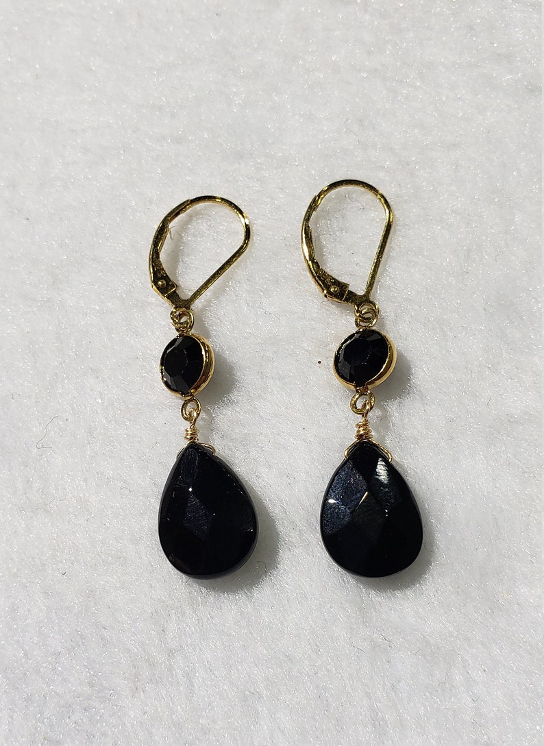 Genuine White Pearl /& Black Agate 14K Gold Filled Lever Back Earrings