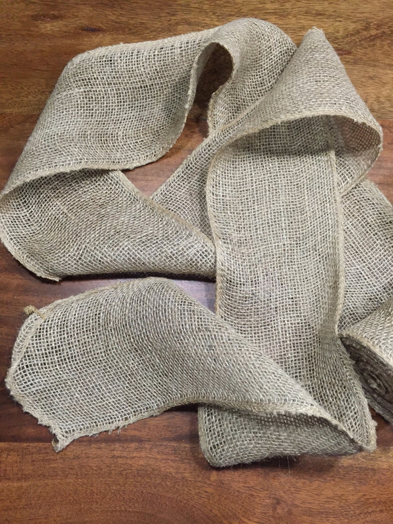Peut inclure: Un rouleau de ruban en toile de jute naturelle, un tissu tiss&eacute; souvent utilis&eacute; pour l'artisanat et la d&eacute;coration.