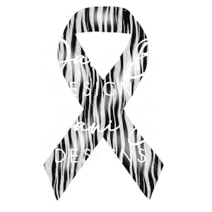 Puede incluir: Cinta de estampado de cebra en blanco y negro, atada en un lazo, sobre un fondo blanco.