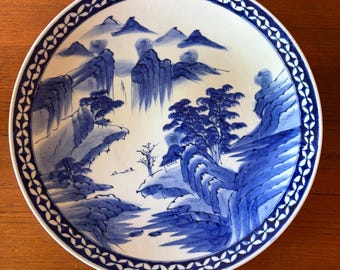 Antieke Japanse Meiji blauw-witte porseleinen schaal/onderzetter, gesigneerd, 37,5 cm (14,75 inch), in uitstekende staat.