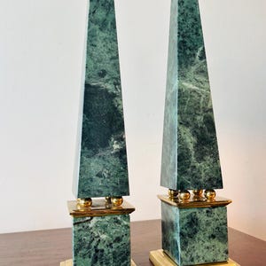Par vintage obeliskskulptur i grön marmor i mässing 40 cm