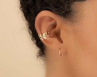 Pendiente de oreja con forma de hoja de hiedra • Ajustable en oro o plata • No requiere perforación