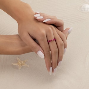 RUBY RING 3 MM • Geboortesteen juli • Kreeft leeuw • sierlijke vriendschapsring • cadeau voor haar • stapelbaar met kralen, waterafstotend • RIBS2AP