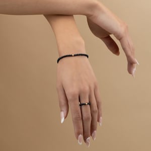 ブラックオニキスブレスレットセット • ビーズブレスレットスタック • 彼女へのプレゼントに最適 • 本物のヒーリングビーズ • 重ね付け可能で伸縮性があり防水性 • BRBP2AR