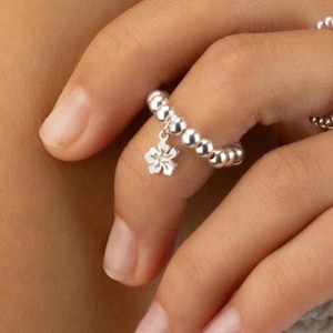 HIBISCUS CHARM BEADED ring • dainty friendship ring for her • hawaiian flower charm • stackable stretch water resistant • RIBP3MCAO