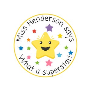K&ouml;nnte beinhalten: Ein runder, gelber Aufkleber mit dem Text "Miss Henderson says What a superstar!" um einen l&auml;chelnden gelben Stern und bunte Sterne herum. Das Design ist fr&ouml;hlich und f&uuml;r den Einsatz im Klassenzimmer geeignet.