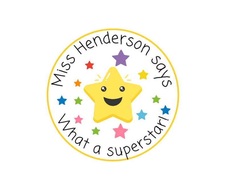 K&ouml;nnte beinhalten: Ein runder, gelber Aufkleber mit dem Text "Miss Henderson says What a superstar!" um einen l&auml;chelnden gelben Stern und bunte Sterne herum. Das Design ist fr&ouml;hlich und f&uuml;r den Einsatz im Klassenzimmer geeignet.