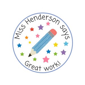 K&ouml;nnte beinhalten: Ein runder Aufkleber mit blauem Rand und wei&szlig;em Hintergrund. Der Aufkleber zeigt einen blauen Bleistift, bunte Sterne und den Text "Miss Henderson says Great work!"