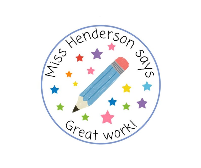 K&ouml;nnte beinhalten: Ein runder Aufkleber mit blauem Rand und wei&szlig;em Hintergrund. Der Aufkleber zeigt einen blauen Bleistift, bunte Sterne und den Text "Miss Henderson says Great work!"