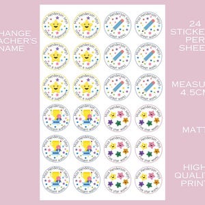 K&ouml;nnte beinhalten: Ein Bogen mit 24 runden Aufklebern, jeweils 4,5 cm im Durchmesser, mit verschiedenen Designs. Designs umfassen Sterne, Bleistifte und Troph&auml;en, mit Aufschriften wie "What a superstar!" und "Great work!"