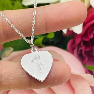 Custom Birth flower Necklace on silver heart pendant, Personalised floral Family Necklace For Mom, Mothers Necklace, Christmas Gift for Mom