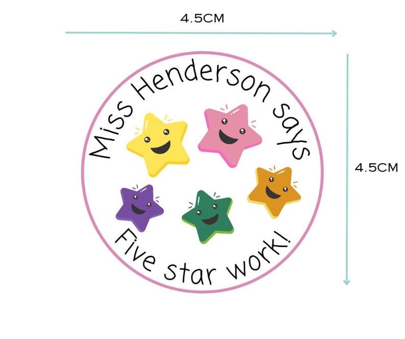 K&ouml;nnte beinhalten: Ein runder Aufkleber mit einem Durchmesser von 4,5 cm, mit einem rosa Rand und dem Text "Miss Henderson says Five star work!". Er zeigt f&uuml;nf l&auml;chelnde Sterne in Gelb, Rosa, Orange, Gr&uuml;n und Lila.
