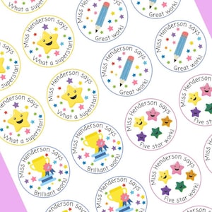 K&ouml;nnte beinhalten: Eine Sammlung bunter, runder Aufkleber mit verschiedenen Designs. Einige Aufkleber zeigen einen l&auml;chelnden Stern mit dem Text "What a superstar!". Andere haben einen Bleistift und die Worte "Great work!" und eine Troph&auml;e mit "Brilliant work!"