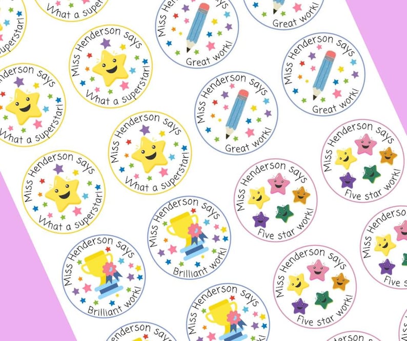 K&ouml;nnte beinhalten: Eine Sammlung bunter, runder Aufkleber mit verschiedenen Designs. Einige Aufkleber zeigen einen l&auml;chelnden Stern mit dem Text "What a superstar!". Andere haben einen Bleistift und die Worte "Great work!" und eine Troph&auml;e mit "Brilliant work!"