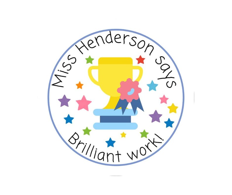 K&ouml;nnte beinhalten: Ein runder Aufkleber mit blauem Rand und dem Text "Miss Henderson says Brilliant work!". Er zeigt eine gelbe Troph&auml;e, eine rosa Schleife und bunte Sterne in einem verspielten Design.