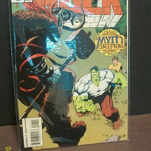 以下が含まれることがあります： インクレディブル・ハルクのコミックの表紙、421号。緑色のハルクが大きなハンマーを背後に走っている。表紙のテキストには「インクレディブル・ハルク」と「ミスの概念3つ」と書かれている。