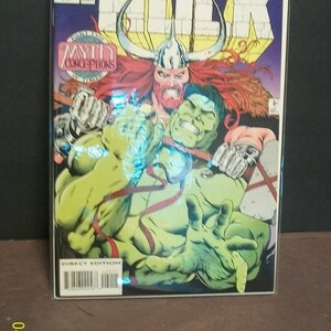 以下が含まれることがあります： 緑と紫のカラーリングで描かれた、インクレディブル・ハルクのコミックの表紙。ハルクは、銀色のヘルメットをかぶった、赤い髪の角のある戦士と戦っている。コミックのタイトルは「インクレディブル・ハルク」で、号数は422。このコミックは「ミース・コンセプションズ」のストーリーの一部である。