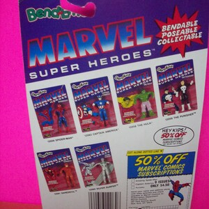 Puede incluir: La parte posterior de una tarjeta para figuras de acci&oacute;n de Marvel Super Heroes, flexibles y articuladas. La tarjeta presenta im&aacute;genes de Spider-Man, Capit&aacute;n Am&eacute;rica, Hulk, Daredevil y Silver Surfer. La tarjeta tambi&eacute;n incluye una oferta del 50% de descuento en suscripciones a Marvel Comics.