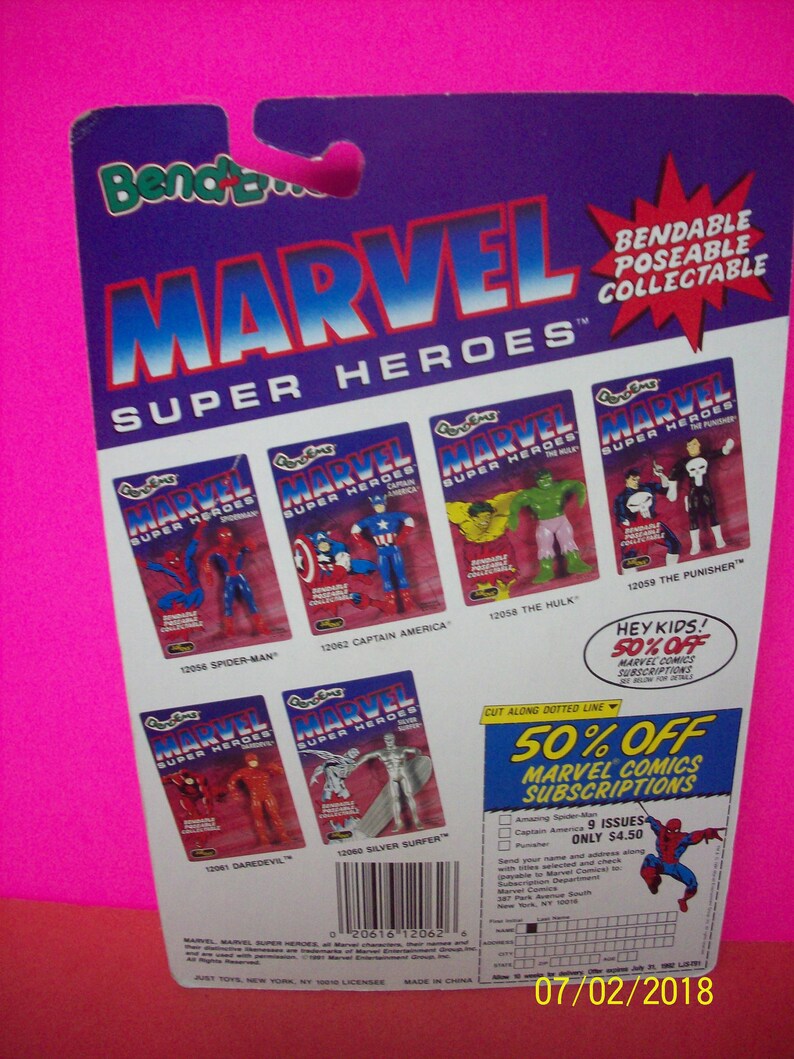 Puede incluir: La parte posterior de una tarjeta para figuras de acci&oacute;n de Marvel Super Heroes, flexibles y articuladas. La tarjeta presenta im&aacute;genes de Spider-Man, Capit&aacute;n Am&eacute;rica, Hulk, Daredevil y Silver Surfer. La tarjeta tambi&eacute;n incluye una oferta del 50% de descuento en suscripciones a Marvel Comics.