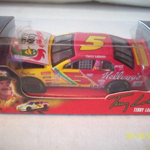 NASCAR 50周年記念 #5 テリー・ラボンテ ケロッグのシボレー モンテカルロ 1998 レーシング チャンピオン 1/64 スケール NASCAR ダイキャストカー 新品箱入り フードオープン