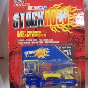 Nascar Stock Rods # 176 Kerry Wallace # 55 Square D Blau / Gelb 55 Impala Coupé 1999 Racing Champs 10th Anniv Series Neu auf beschädigter Karte