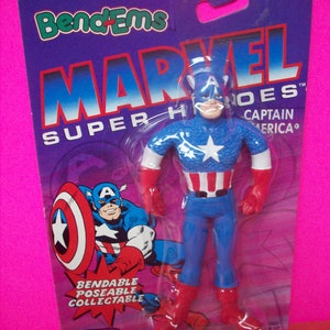 Puede incluir: Una figura de acci&oacute;n de Captain America flexible, posable y coleccionable en un paquete de pl&aacute;stico. La figura lleva un traje azul y rojo con una estrella blanca en el pecho. El paquete tiene un fondo morado con las palabras "BendEms" y "Marvel Super Heroes" en blanco.