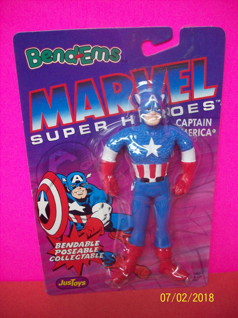 Puede incluir: Una figura de acci&oacute;n de Captain America flexible, posable y coleccionable en un paquete de pl&aacute;stico. La figura lleva un traje azul y rojo con una estrella blanca en el pecho. El paquete tiene un fondo morado con las palabras "BendEms" y "Marvel Super Heroes" en blanco.