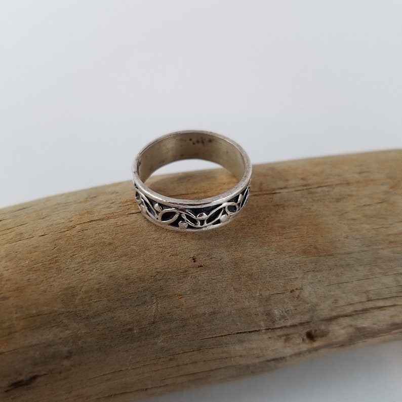 sterling silver ring band with floral design size 6.5 OY2674