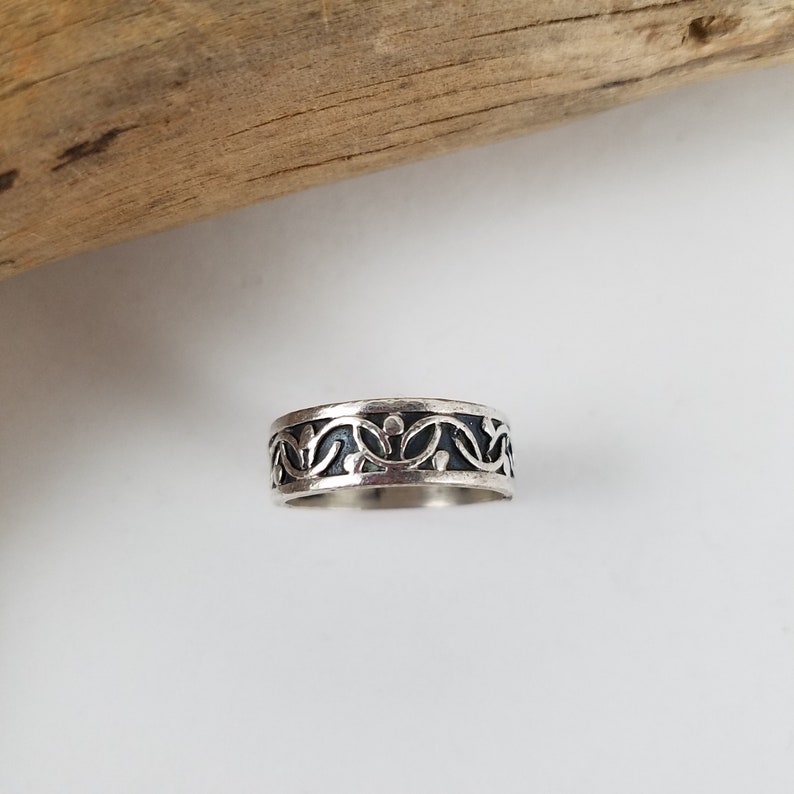 sterling silver ring band with floral design size 6.5 OY2674