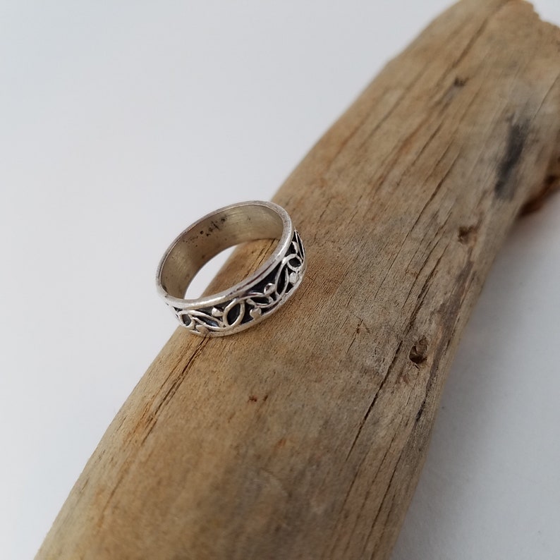 sterling silver ring band with floral design size 6.5 OY2674